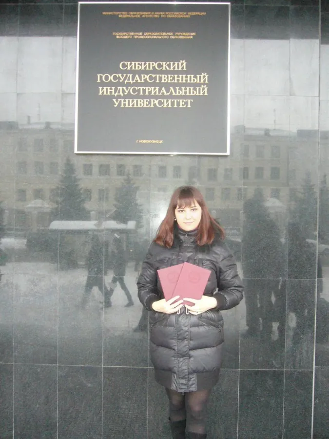 У корпуса университета в день вручения